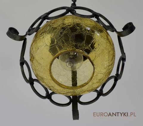 Lampa wisząca z żółtym kloszem w stylu rustykalnym, cottage.