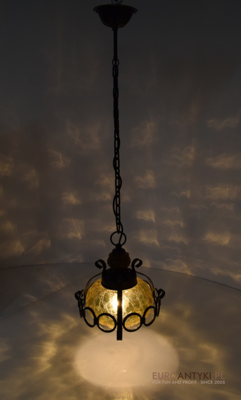 Lampa wisząca z żółtym kloszem w stylu rustykalnym, cottage.