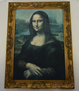 Mona Lisa stary obraz w złotych drewnianych ramach.