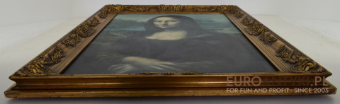 Mona Lisa stary obraz w złotych drewnianych ramach.