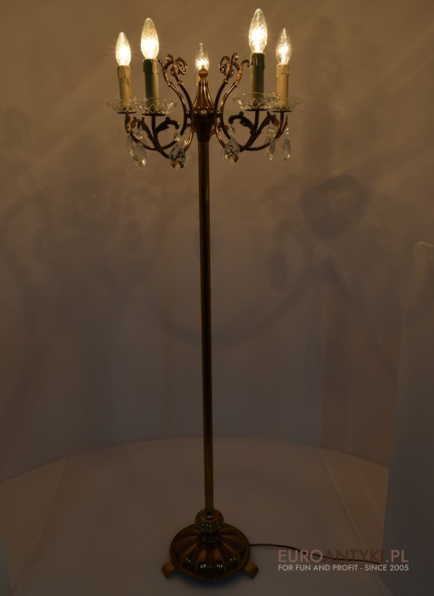 Retro mosiężna lampa podłogowa z kryształami. Stylowe oświetlenie.