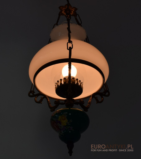 Rustykalna lampa sufitowa w góralskim, wiejskim stylu.