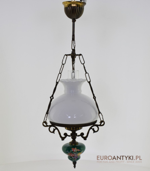 Rustykalna lampa sufitowa w góralskim, wiejskim stylu.