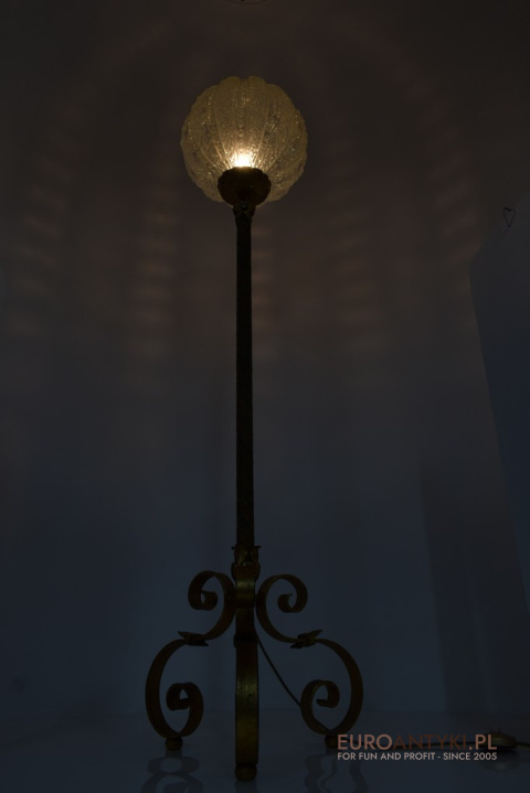 Starodawna włoska lampa podłogowa w pałacowym stylu.