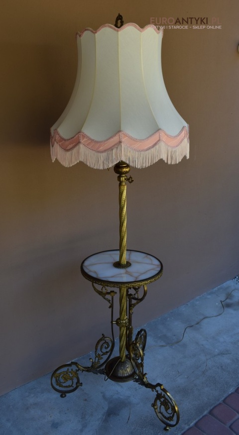 Antyczna lampa stojąca w eklektycznym stylu.
