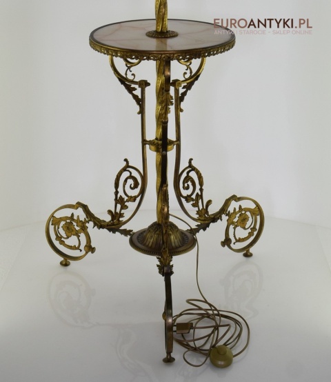 Antyczna lampa stojąca w eklektycznym stylu.