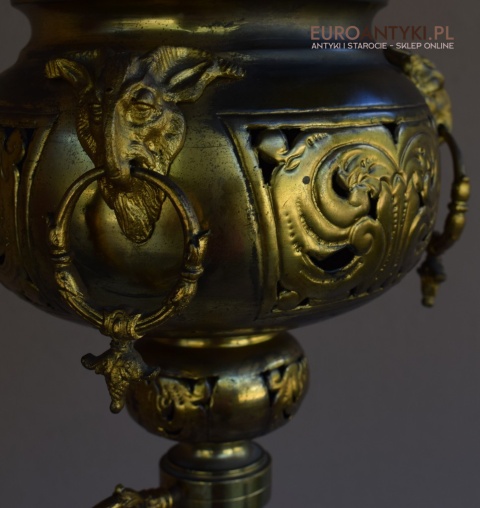 Antyczna lampa stojąca w eklektycznym stylu.