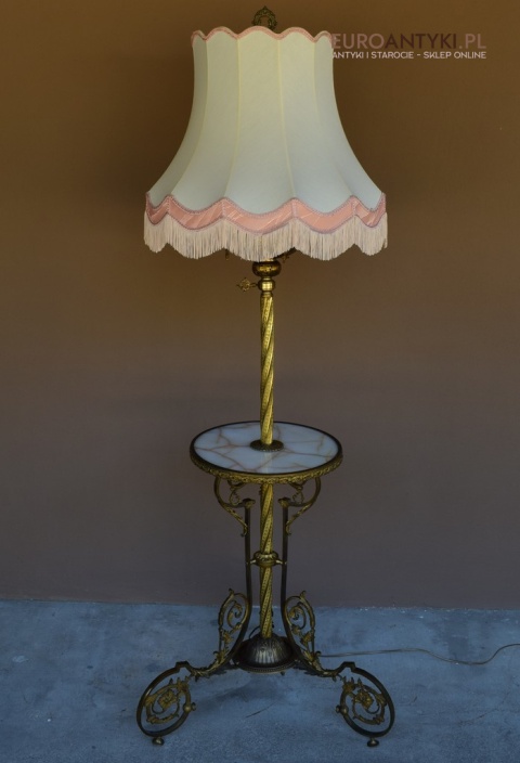 Antyczna lampa stojąca w eklektycznym stylu.