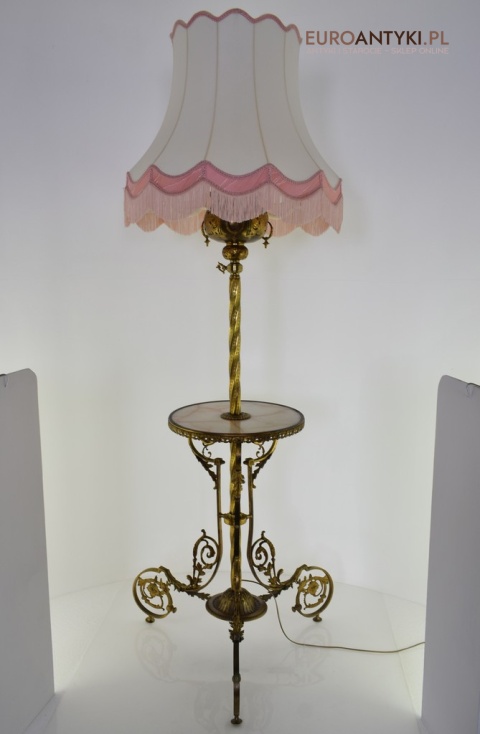 Antyczna lampa stojąca w eklektycznym stylu.
