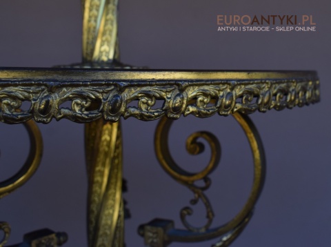 Antyczna lampa stojąca w eklektycznym stylu.