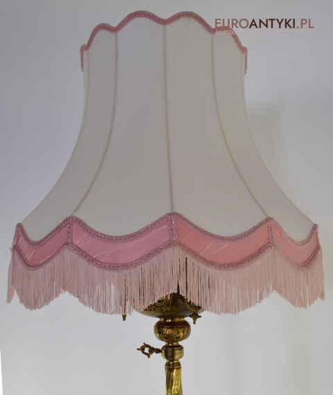 Antyczna lampa stojąca w eklektycznym stylu.