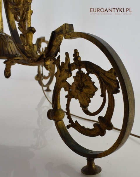 Antyczna lampa stojąca w eklektycznym stylu.