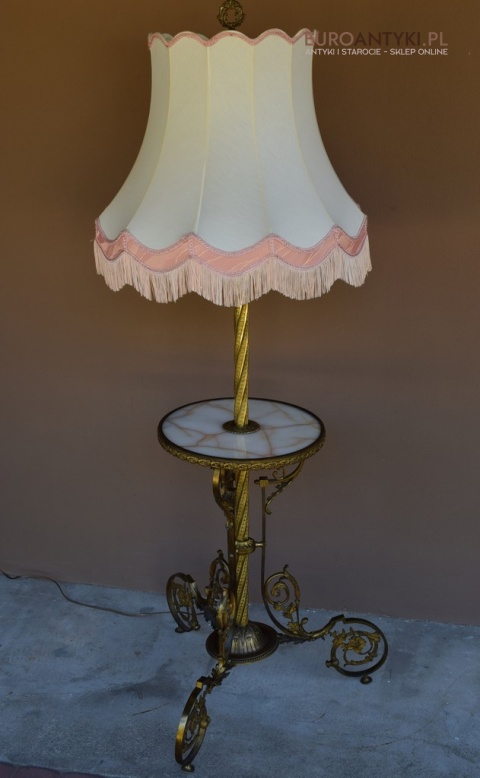Antyczna lampa stojąca w eklektycznym stylu.