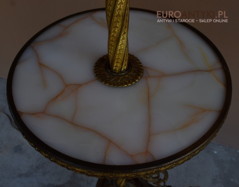 Antyczna lampa stojąca w eklektycznym stylu.