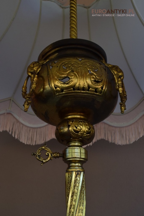 Antyczna lampa stojąca w eklektycznym stylu.