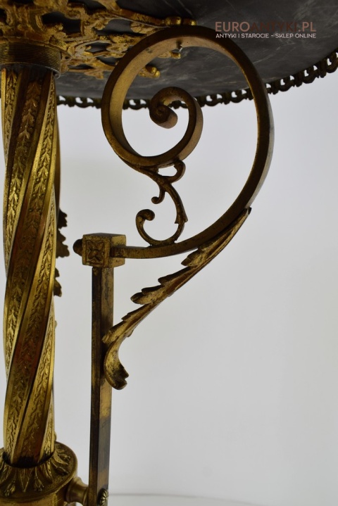 Antyczna lampa stojąca w eklektycznym stylu.