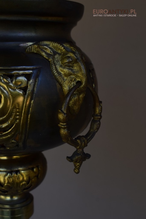 Antyczna lampa stojąca w eklektycznym stylu.