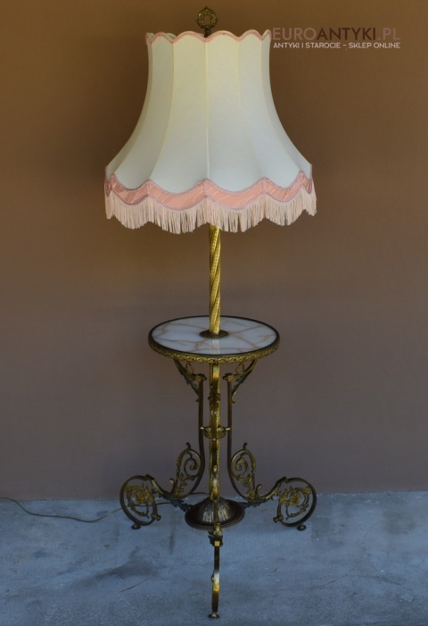 Antyczna lampa stojąca w eklektycznym stylu.