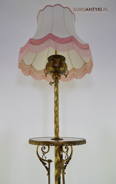 Antyczna lampa stojąca w eklektycznym stylu.