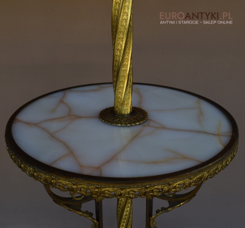 Antyczna lampa stojąca w eklektycznym stylu.