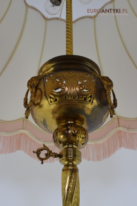 Antyczna lampa stojąca w eklektycznym stylu.