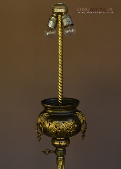 Antyczna lampa stojąca w eklektycznym stylu.