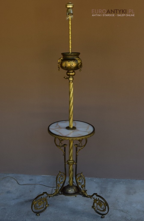 Antyczna lampa stojąca w eklektycznym stylu.