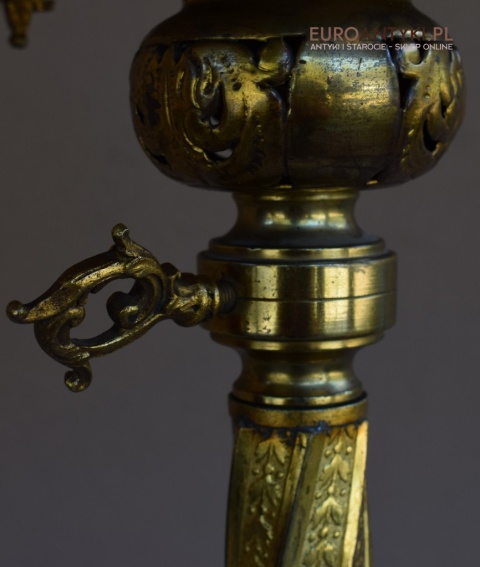 Antyczna lampa stojąca w eklektycznym stylu.