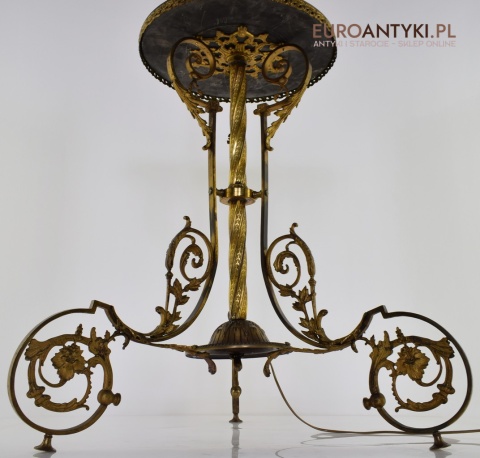 Antyczna lampa stojąca w eklektycznym stylu.