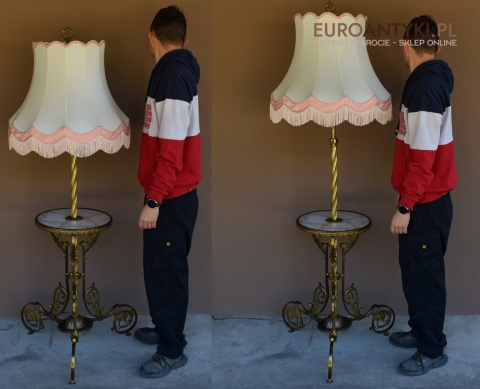 Antyczna lampa stojąca w eklektycznym stylu.