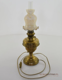 Muzealna lampa naftowa z lat 1900 przerobiona na elektryczną.