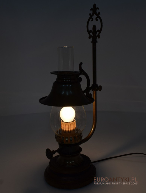 Nostalgiczna lampa stołowa w stylu retro vintage. Starocie antyki.