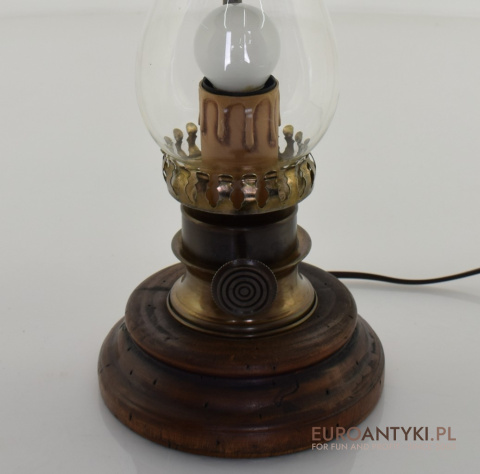 Nostalgiczna lampa stołowa w stylu retro vintage. Starocie antyki.