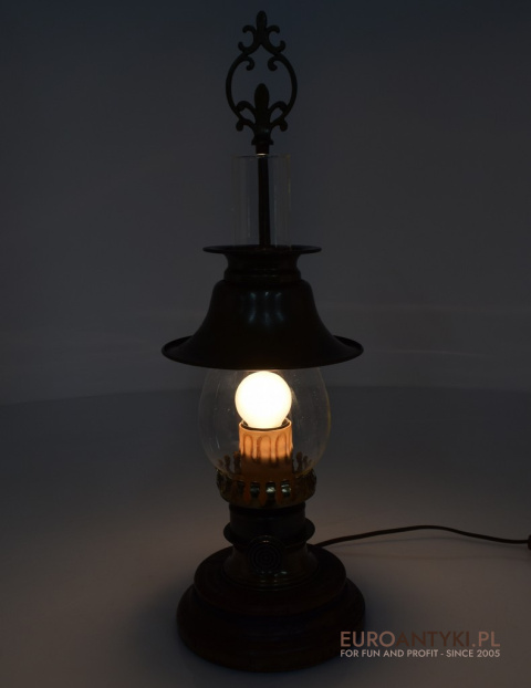 Nostalgiczna lampa stołowa w stylu retro vintage. Starocie antyki.