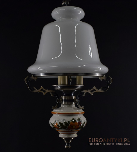 Piękna rustykalna lampa wisząca z dawnych lat. Oświetlenie retro.