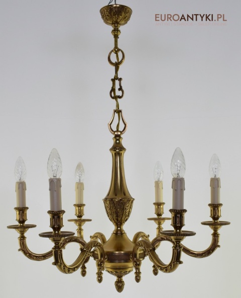 Stary eklektyczny żyrandol mosiężny w kolorze złotym.