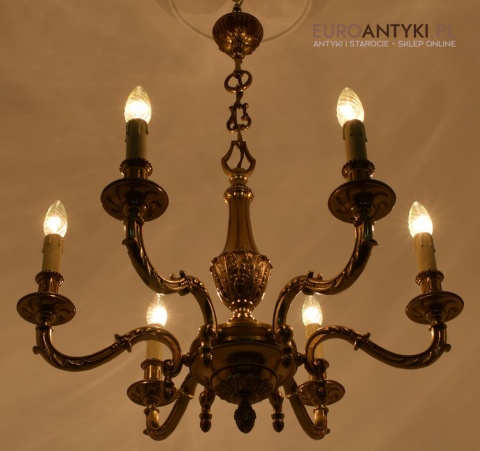 Stary eklektyczny żyrandol mosiężny w kolorze złotym.