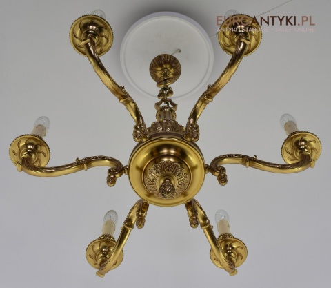 Stary eklektyczny żyrandol mosiężny w kolorze złotym.