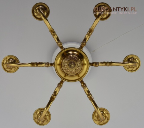 Stary eklektyczny żyrandol mosiężny w kolorze złotym.