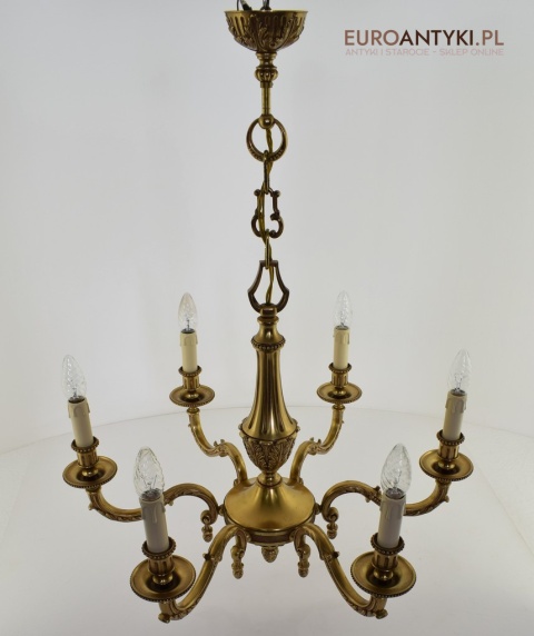 Stary eklektyczny żyrandol mosiężny w kolorze złotym.