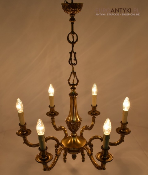 Stary eklektyczny żyrandol mosiężny w kolorze złotym.