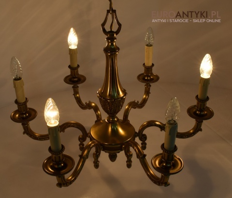 Stary eklektyczny żyrandol mosiężny w kolorze złotym.