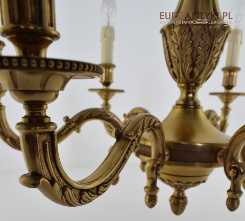 Stary eklektyczny żyrandol mosiężny w kolorze złotym.