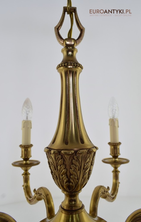 Stary eklektyczny żyrandol mosiężny w kolorze złotym.