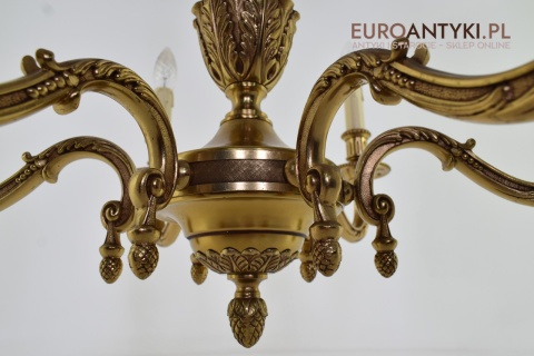 Stary eklektyczny żyrandol mosiężny w kolorze złotym.
