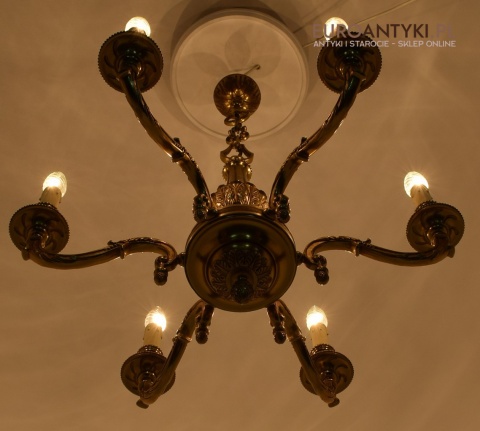 Stary eklektyczny żyrandol mosiężny w kolorze złotym.