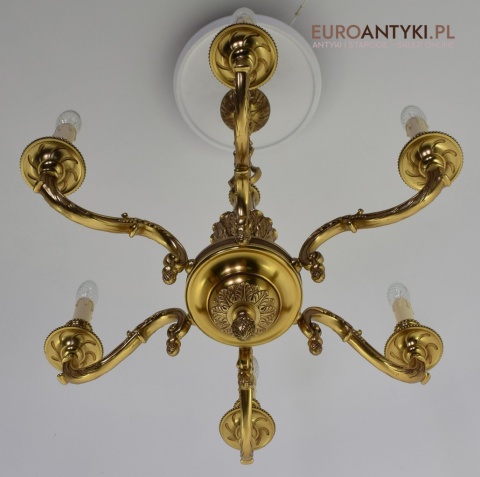 Stary eklektyczny żyrandol mosiężny w kolorze złotym.