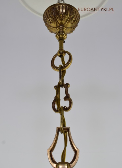 Stary eklektyczny żyrandol mosiężny w kolorze złotym.
