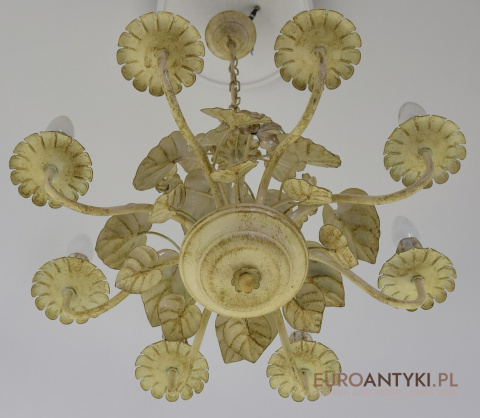 Stary żyrandol shabby chic. Lampy retro, vintage.