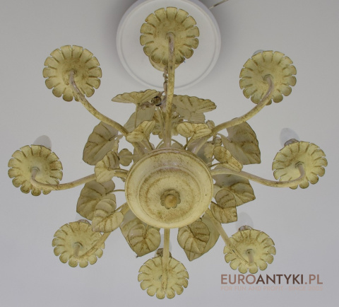 Stary żyrandol shabby chic. Lampy retro, vintage.